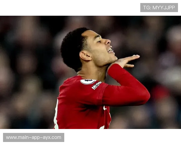 利物浦加克波边路压上推射得手球迷齐声欢呼：一场观赛升级背后的故事