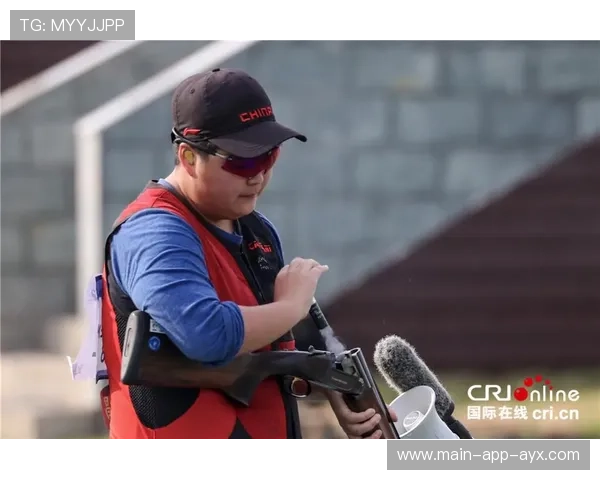 射击飞碟连续击中目标令人拍案叫绝